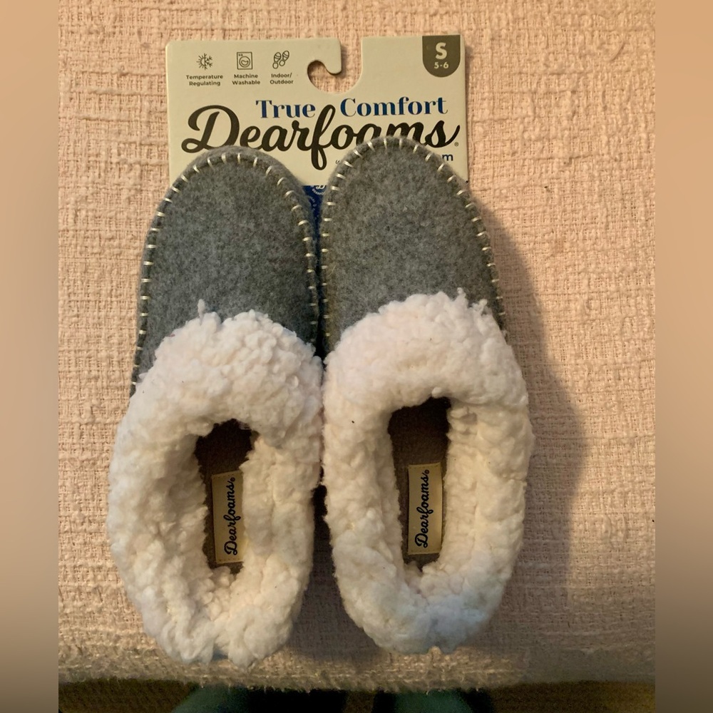NEW-Dearfoams Gray and White Slippers. Can be worn inside or out. Paid $45 new♥️